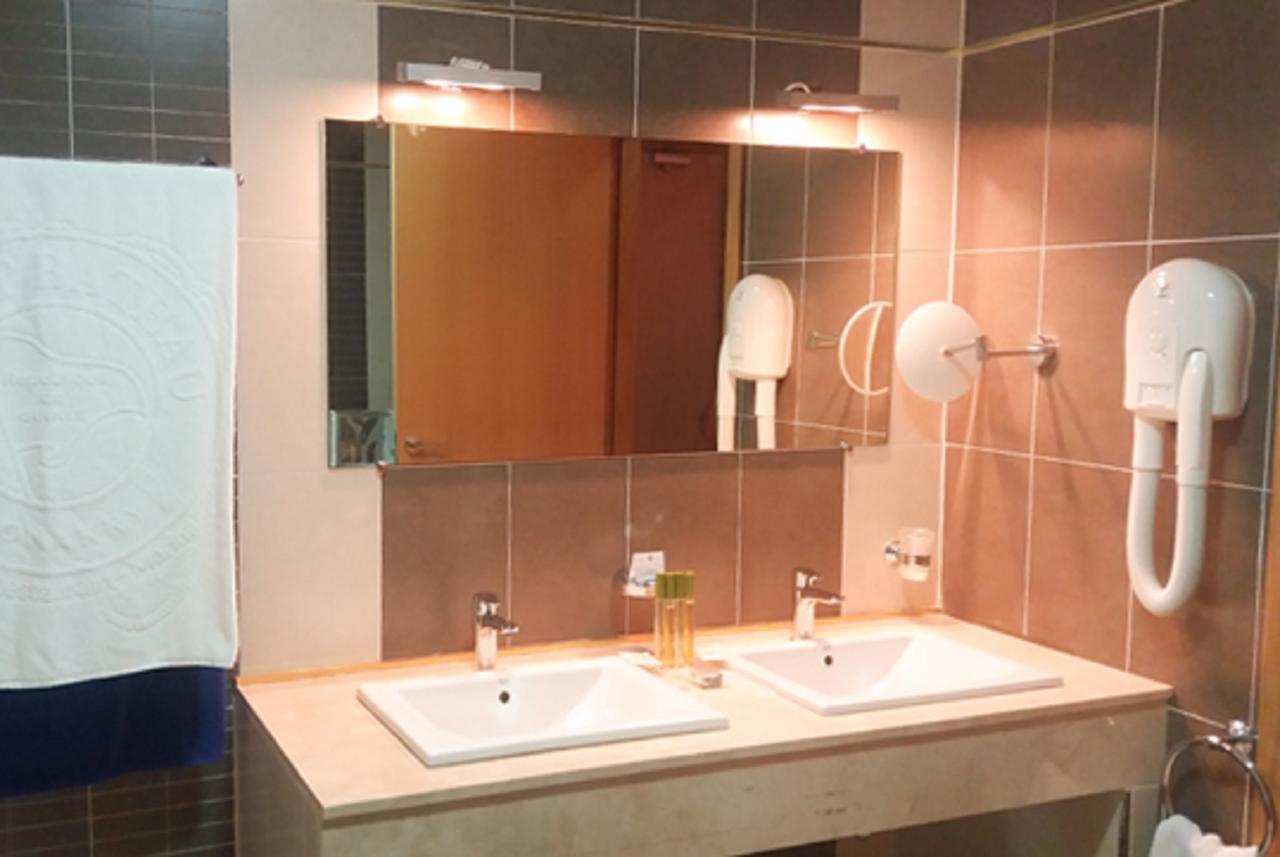 Hotel Le Petit Bateau Конакри Экстерьер фото